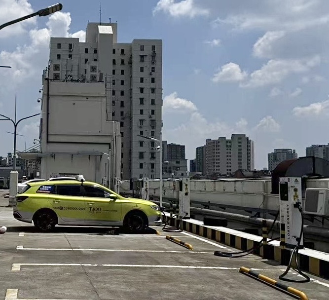 上海大润发中原店三楼停车场充电站