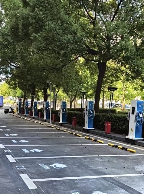 上海大润发奉贤店室外停车场充电站