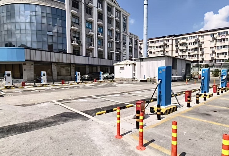 上海大润发松江店停车场充电站